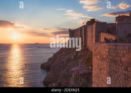 Prendre un coucher de soleil depuis les remparts de la vieille ville Ville de Dubrovnik Banque D'Images