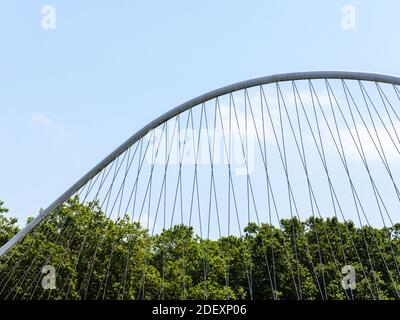 Pont Zubizuri au-dessus de la rivière Nervion à Bilbao, pays basque, Espagne Banque D'Images