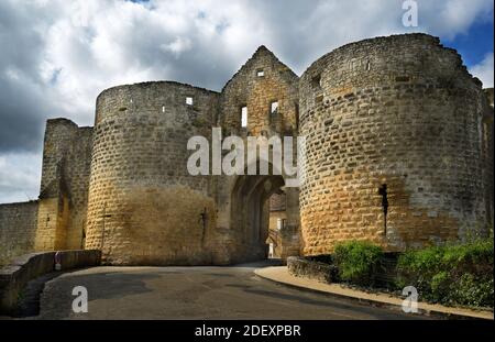 La Porte des Tours, l'un des mieux conservés ancienne porte de ville bastide de Domme, au sud de la Dordogne. C'est une partie des remparts convertis en priso Banque D'Images