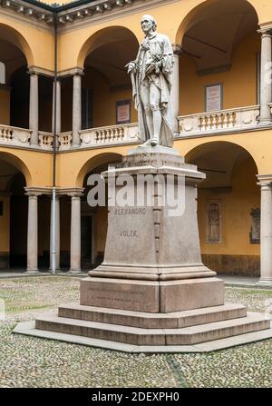 La statue dans la cour d'Alessandro Volta à l'Université de Pavie, Lombardie, Italie Banque D'Images