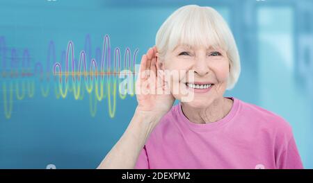 Concept style de vie personnes âgées sourdes. Femme âgée souriante avec une main proche de l'oreille écoutant des sons et des voix, des ondes sonores en arrière-plan Banque D'Images