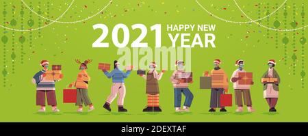 les gens dans les chapeaux de santa tenant des cadeaux mix race hommes femmes célébration du nouvel an 2021 et des fêtes de noël horizontal pleine longueur illustration vectorielle Illustration de Vecteur