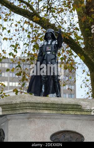 Bristol, Royaume-Uni. 2 décembre 2020. En hommage au regretté acteur de Bristol David Prowse qui a joué le méchant d'écran Darth Vader dans la franchise Star Wars, une statue non officielle de Darth Vader a été placée sur le plinthe vide d'Edward Colston. La plinthe est vacante depuis que la statue de Colston a été renversée dans une manifestation de la vie noire en juin 2020. Crédit : JMF News/Alay Live News Banque D'Images