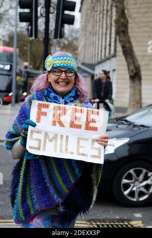 Bristol, Royaume-Uni. 2 décembre 2020. Des magasins non essentiels sont désormais ouverts dans le niveau 3 de Bristol, ce qui amène les gens dans la ville. Esther de Bistol offre des sourires gratuits. Crédit : JMF News/Alay Live News Banque D'Images