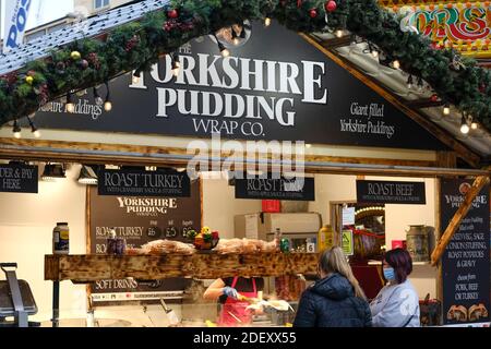 Bristol, Royaume-Uni. 2 décembre 2020. Des magasins non essentiels sont désormais ouverts dans le niveau 3 de Bristol, ce qui amène les gens dans la ville. Des enveloppements de pudding Yorkshire sont disponibles pour les clients exigeants. Crédit : JMF News/Alay Live News Banque D'Images