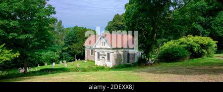 Hale, Royaume-Uni - 8 août 2020 : Église St James's dans le parc Hale, dans le parc national de New Forest, Royaume-Uni Banque D'Images