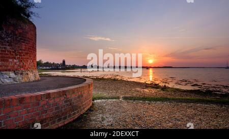 Langstone, Royaume-Uni - 10 août 2020 : lever du soleil sur le port et le moulin de Langstone, Hamspshire, Royaume-Uni Banque D'Images