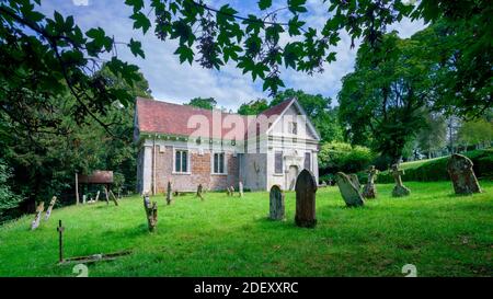 Hale, Royaume-Uni - 8 août 2020 : Église St James's dans le parc Hale, dans le parc national de New Forest, Royaume-Uni Banque D'Images