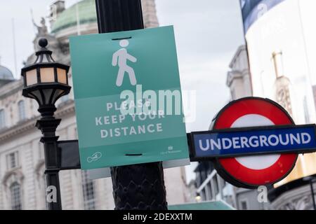 Londres, Angleterre. 02 décembre 2020. Un panneau social de distance « Please Keep Your distance » à la station de métro de Piccadilly, dans le centre de Londres, au Royaume-Uni (photo de Sam Mellish / Alay Live News) Banque D'Images