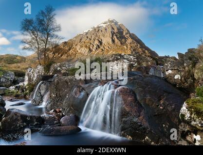 la vue classique de buchaile etive vor avec cascades dedans le premier plan Banque D'Images