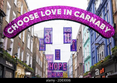 Londres, Angleterre. 02 décembre 2020. Une grande décoration rose « Choose Love in Carnaby » sur Carnaby Street, dans le centre de Londres, au Royaume-Uni. (Photo de Sam Mellish / Alamy Live News) Banque D'Images