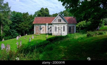 Hale, Royaume-Uni - 8 août 2020 : Église St James's dans le parc Hale, dans le parc national de New Forest, Royaume-Uni Banque D'Images