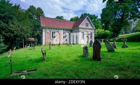 Hale, Royaume-Uni - 8 août 2020 : Église St James's dans le parc Hale, dans le parc national de New Forest, Royaume-Uni Banque D'Images