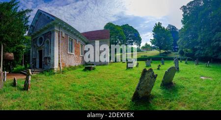 Hale, Royaume-Uni - 8 août 2020 : Église St James's dans le parc Hale, dans le parc national de New Forest, Royaume-Uni Banque D'Images