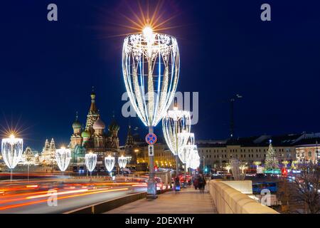 La vue sur la place Rouge depuis le pont décoré Bolchoy Moskvoretsky, Moscou, Russie Banque D'Images