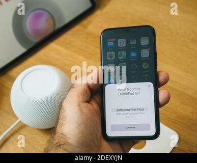 Francfort, Allemagne - 17 novembre 2020: Quelle pièce est HomePod dans le mesage sur iphone - installation de la dernière Apple Computers HomePod Mini nouvelle petite enceinte intelligente avec son puissant et assistant personnel Siri Banque D'Images
