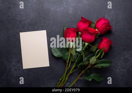 Bouquet de fleurs roses rouges sur fond de pierre noire le jour de la Saint-Valentin Carte de vœux vue du dessus espace de copie Banque D'Images