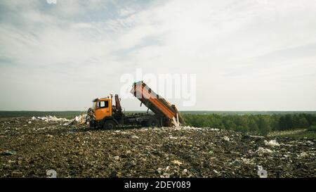 Immense décharge de la grande ville. Tri des déchets en décharge. Déchargement des déchets par camion. Pollution de l'environnement. Banque D'Images