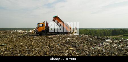 Tri des déchets dans la décharge de la grande ville. Beaucoup de déchets. Déchargement des déchets par camion. Respect de l'environnement. Banque D'Images