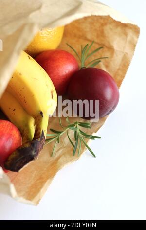 Variété de fruits frais dans un sac en papier. Manger sainement. Banque D'Images