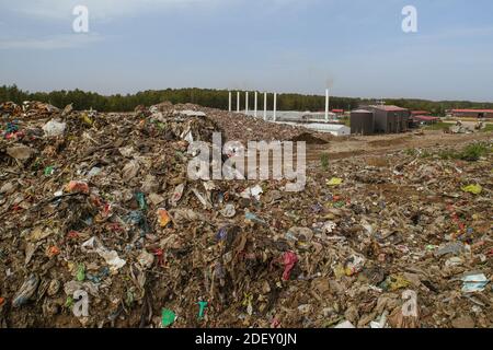 Immense décharge de la grande ville. Piles de déchets. Recyclage des déchets. Production de biogaz à partir de déchets ménagers. Respect de l'environnement. Banque D'Images