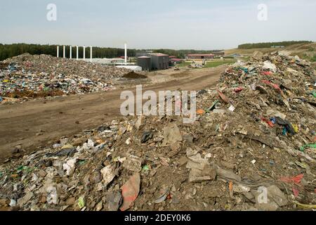 Immense décharge de la grande ville. Piles de déchets. Recyclage des déchets. Production de biogaz à partir de déchets ménagers. Respect de l'environnement. Banque D'Images