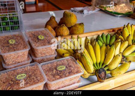 Bananes mûres savoureuses fruits cuisine thaïlandaise sur Koh Samui à Surat Thani, Thaïlande. Banque D'Images