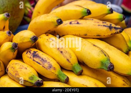 Bananes mûres savoureuses fruits cuisine thaïlandaise sur Koh Samui à Surat Thani, Thaïlande. Banque D'Images