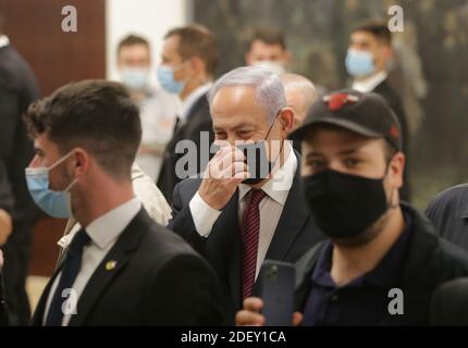 Jérusalem, Israël. 02e décembre 2020. Le Premier ministre israélien Benjamin Netanyahu (C) quitte la Knesset israélienne (Parlement) après le vote sur la dissolution de la Knesset, à Jérusalem, en Israël, le mercredi 2 décembre 2020. La Knesset a approuvé dans un vote préliminaire de dissolution, ce qui pourrait plonger Israël dans sa quatrième élection en moins de deux ans. Photo de piscine par Alex Kolomoisky/UPI crédit: UPI/Alay Live News Banque D'Images