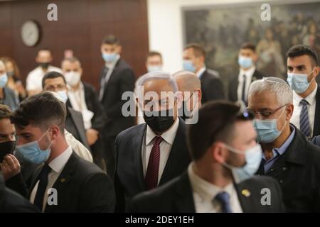 Jérusalem, Israël. 02e décembre 2020. Le Premier ministre israélien Benjamin Netanyahu (C) quitte la Knesset israélienne (Parlement) après le vote sur la dissolution de la Knesset, à Jérusalem, en Israël, le mercredi 2 décembre 2020. La Knesset a approuvé dans un vote préliminaire de dissolution, ce qui pourrait plonger Israël dans sa quatrième élection en moins de deux ans. Photo de piscine par Alex Kolomoisky/UPI crédit: UPI/Alay Live News Banque D'Images