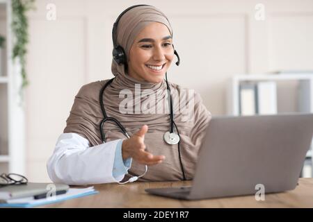 Femme médecin arabe travaillant dans la clinique Banque D'Images