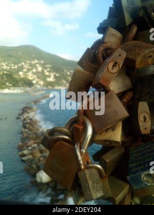 Moneglia, Italie - été 2020: Cadenas attaché à un lampadaire le long du chemin des amoureux dans le parc national des cinq terres. Banque D'Images