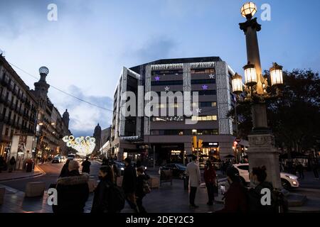 Barcelone. 30.11.2020. Les lumières de Noël et le premier shopping de Noël dans la zone de Plaça Catalunya. Photographe : © Aitor Rodero. Banque D'Images