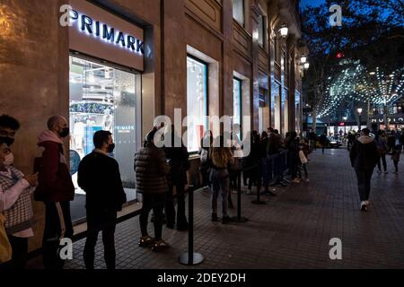 Barcelone. 30.11.2020. Les lumières de Noël et le premier shopping de Noël dans la zone de Plaça Catalunya. Photographe : © Aitor Rodero. Banque D'Images