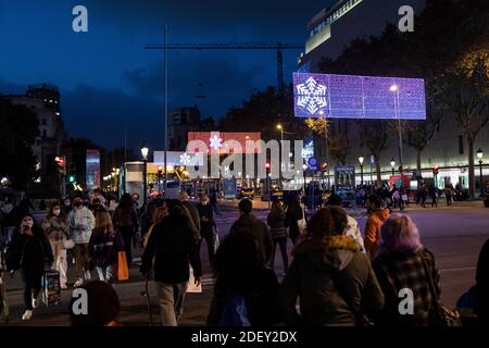 Barcelone. 30.11.2020. Les lumières de Noël et le premier shopping de Noël dans la zone de Plaça Catalunya. Photographe : © Aitor Rodero. Banque D'Images