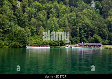 Electro-Boat,avec,touristes,sur,la,Königssee,,Schönau,am,Königssee,,National,Park,Berchtesgaden,Area,,Berchtesgaden,,haute,Bavière,,Bavière,Allemagne, Banque D'Images