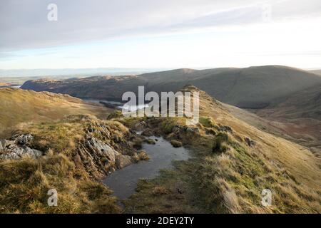 Crag brut, Riggindale et les montagnes de Selside et Branstree en face de Haweswater, de long Stile sur la montagne de High Street, Lake District, Banque D'Images