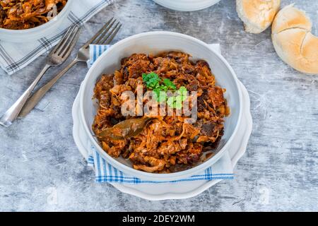 Bigos - plat polonais traditionnel de viande hachée à la viande choucroute et chou frais râpé Banque D'Images
