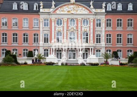 Palais électoral avec le parc, la Basilique de Constantine à l'arrière, Trèves, Rhénanie-Palatinat, Allemagne, Europe Banque D'Images