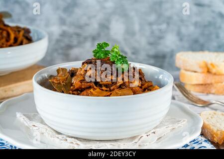 Bigos - plat polonais traditionnel de viande hachée à la viande choucroute et chou frais râpé Banque D'Images