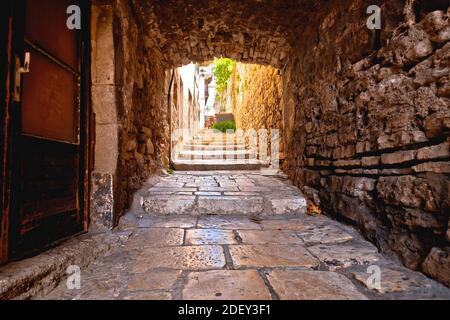 Ville de Korcula vue étroite sur les ruelles en pierre, archipel de Dalmatie du Sud, Croatie Banque D'Images