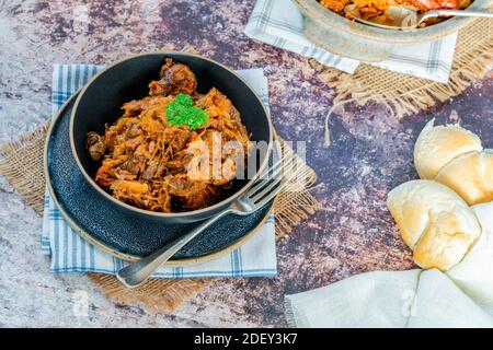 Bigos - plat polonais traditionnel de viande hachée à la viande choucroute et chou frais râpé Banque D'Images