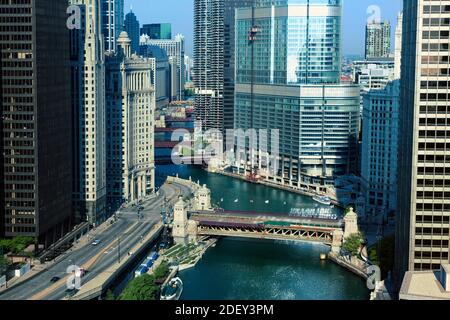 Vue aérienne de la rivière Chicago et Wacker Drive, Chicago, Illinois, États-Unis Banque D'Images