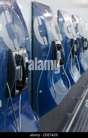 Rangée de téléphones publics payants, aéroport international d'Athènes, Athènes, Attica, Grèce Banque D'Images
