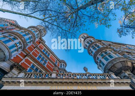 LONDRES, Royaume-Uni - 01 DÉCEMBRE 2020 - l'avenue sicilienne est un défilé de magasins piétonniers à Bloomsbury, ressemblant à une salle d'arcade en plein air. Banque D'Images