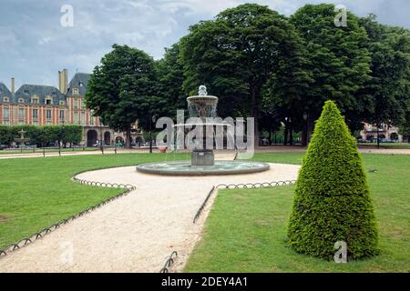 Place des Vosges, Marais, Paris, Ile-de-France, France Banque D'Images