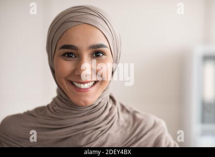 Portrait d'une femme gaie dans le hijab au-dessus de l'intérieur de la clinique Banque D'Images