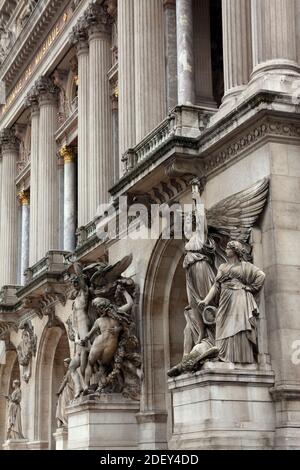 Statues, Palais Garnier, 9ème arrondissement, Paris, Ile-de-France, France Banque D'Images