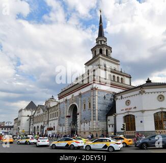 Moscou, Russie -06 août 2020. Beaucoup de taxis en face de la gare de Kazansky Banque D'Images