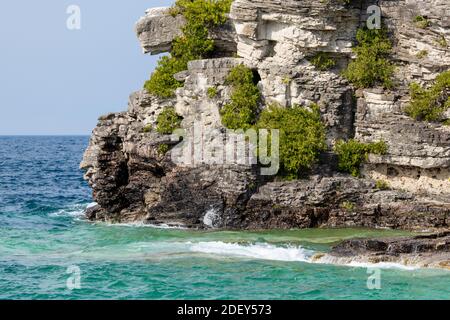 Rochers, végétation et eaux turquoise de la baie Georgienne, ON. Paysages spectaculaires en été dans la baie Georgienne, en ONTARIO, Canada. Il y en a plus de 30,00 Banque D'Images